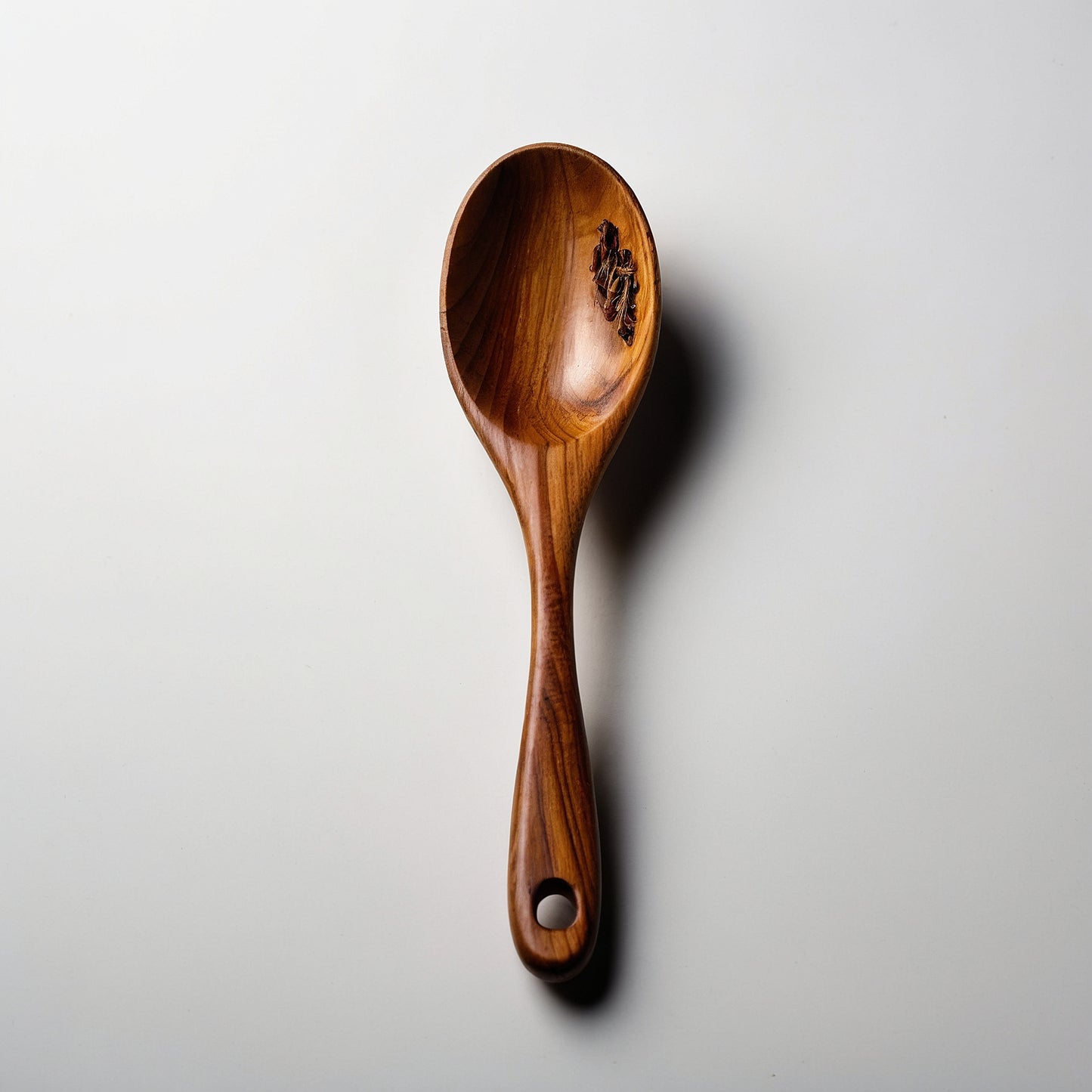 Ölen von Olivenholz-Kochlöffeln